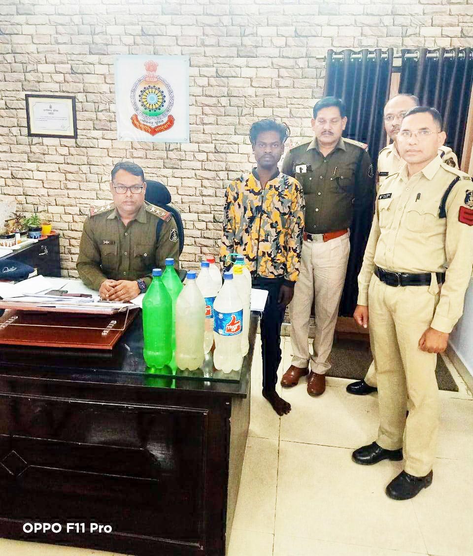 महुआ शराब के साथ आरोपी पकड़ाया महुआ शराब के साथ आरोपी पकड़ाया