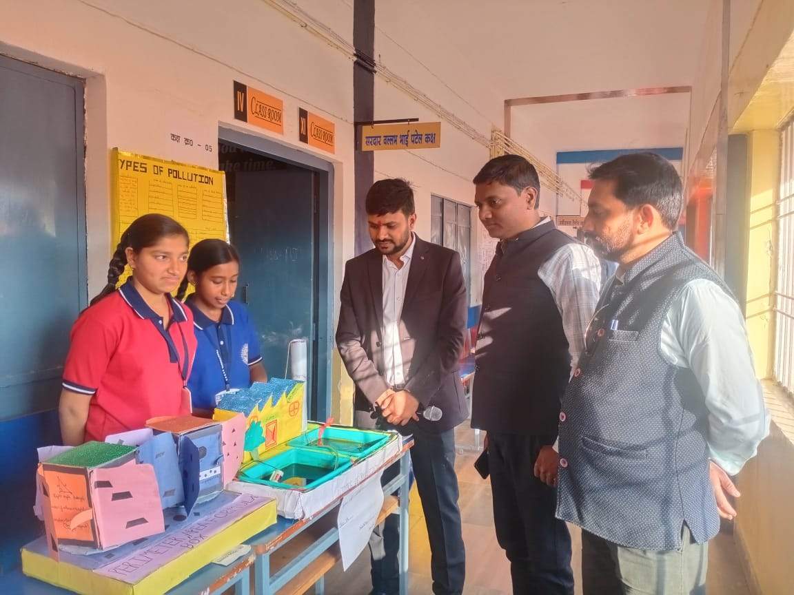 आत्मानंद स्कूल में विज्ञान व बाल मेला 