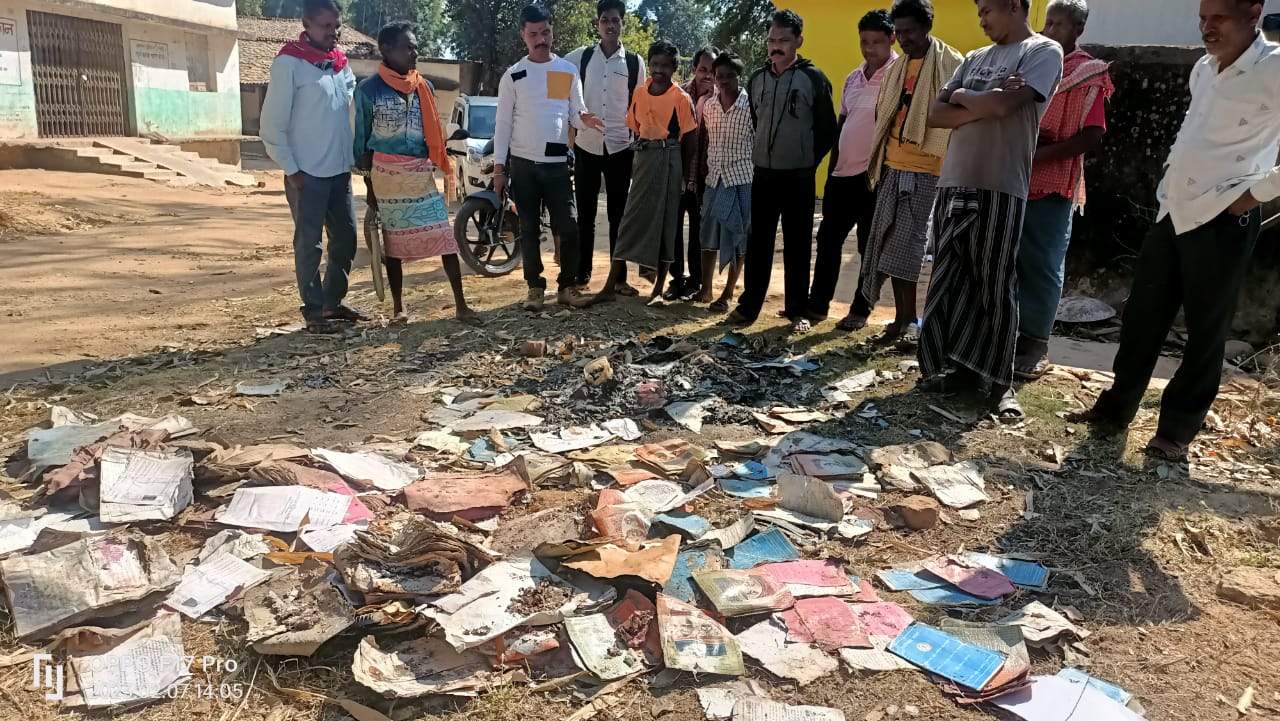 अधजला राशनकार्ड, जॉब कार्ड सहित वन अधिकार पट्टा से संबंधित दस्तावेज मिले पंचायत कार्यालय परिसर में