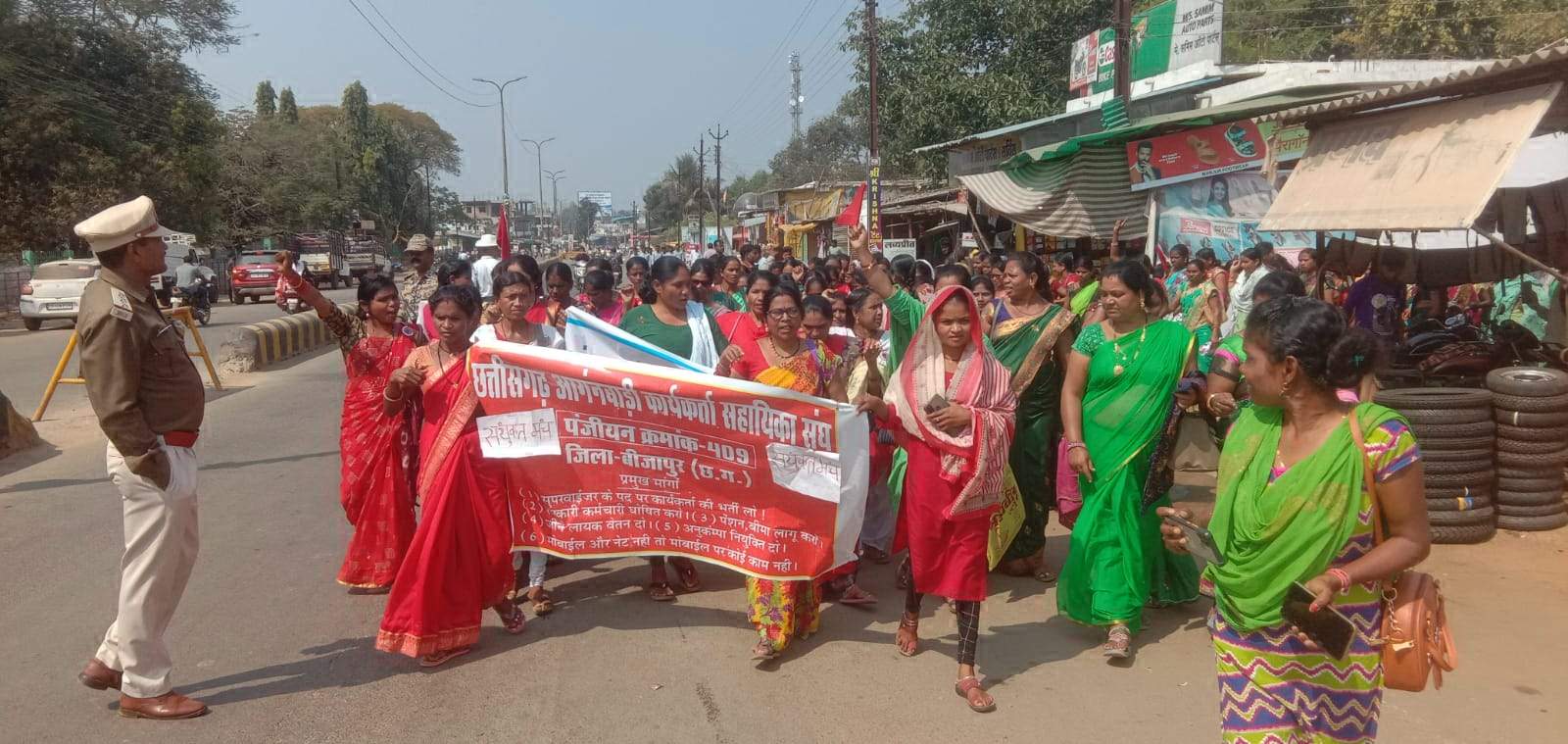 आंबा. कार्यकर्ता सहायिका संघ की हड़ताल से हजारों बच्चे व महिला प्रभावित, 1147 केंद्रों में लटक रहे ताले आंबा. कार्यकर्ता सहायिका संघ की हड़ताल से हजारों बच्चे व महिला प्रभावित, 1147 केंद्रों में लटक रहे ताले