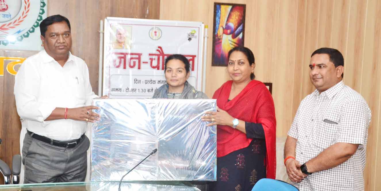 आंगनबाड़ी केंद्र के लिए स्मार्ट टीवी दान