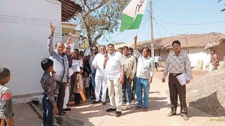 कांग्रेस का हाथ से हाथ जोड़ो अभियान जोरों पर कांग्रेस का हाथ से हाथ जोड़ो अभियान जोरों पर