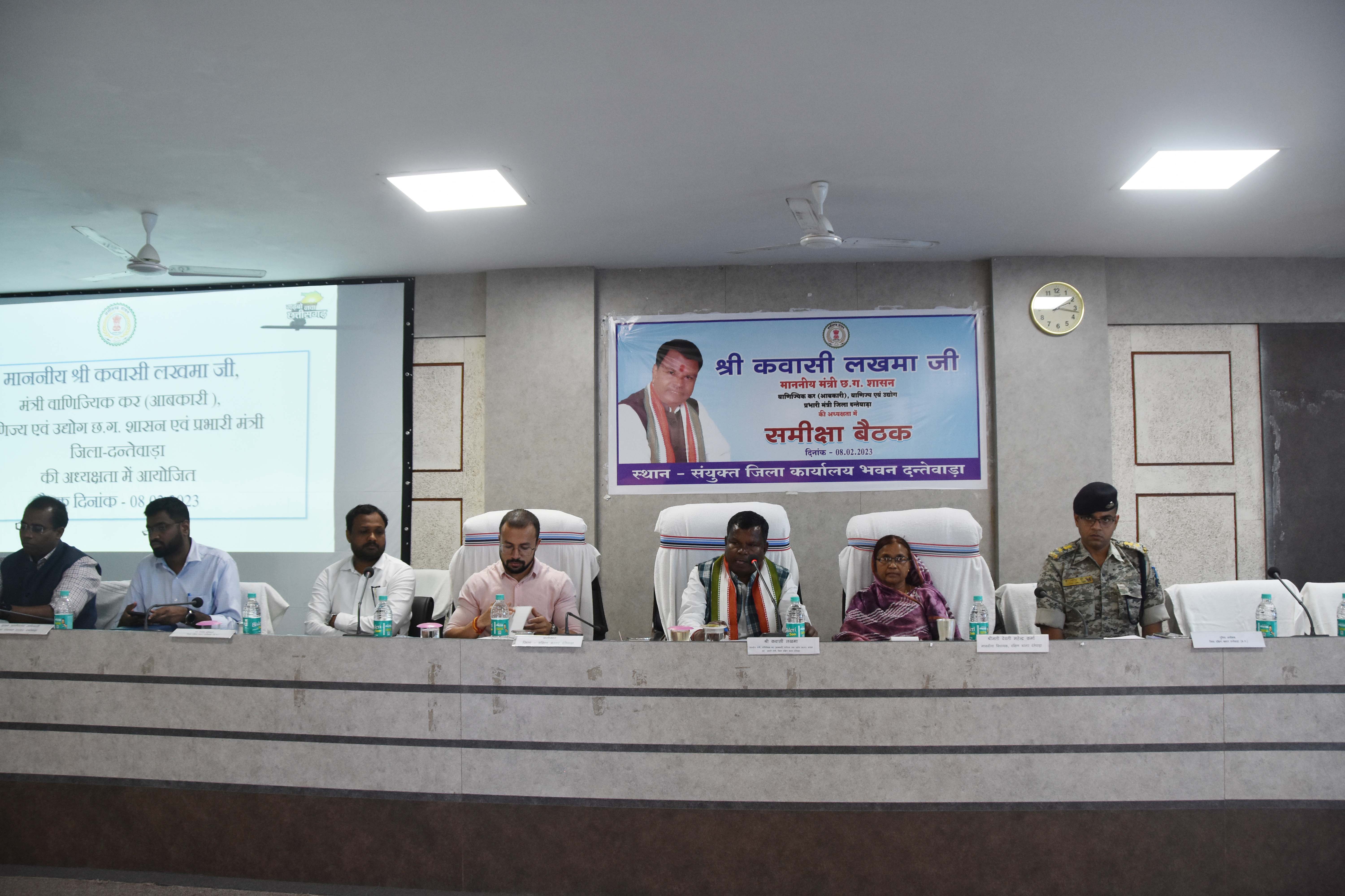 शासन की महत्वाकांक्षी योजनाओं का प्राथमिकता के साथ करें क्रियान्वयन- लखमा