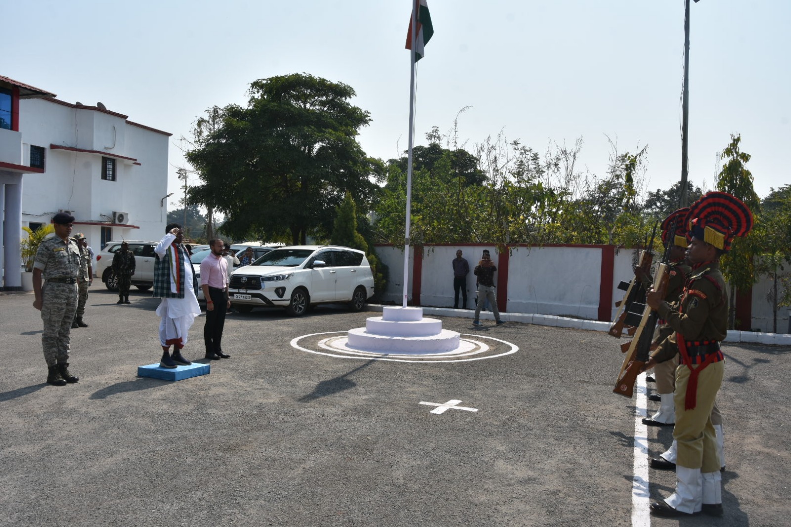 लखमा को गार्ड ऑफ ऑनर 