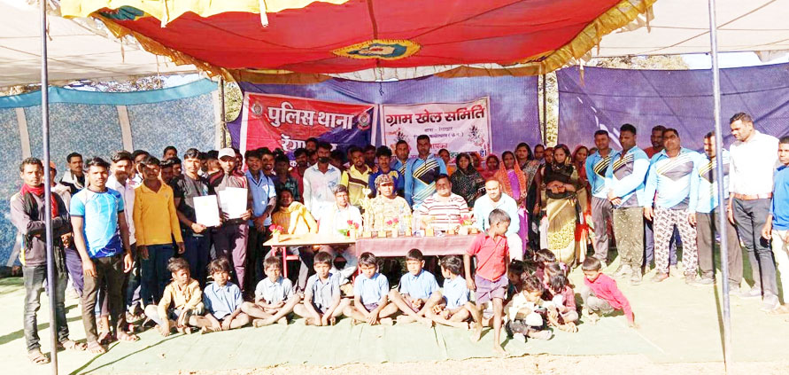 कबड्डी के प्रतिभागियों को रेंगाखार थाना प्रभारी ने किया सम्मानित कबड्डी के प्रतिभागियों को रेंगाखार थाना प्रभारी ने किया सम्मानित