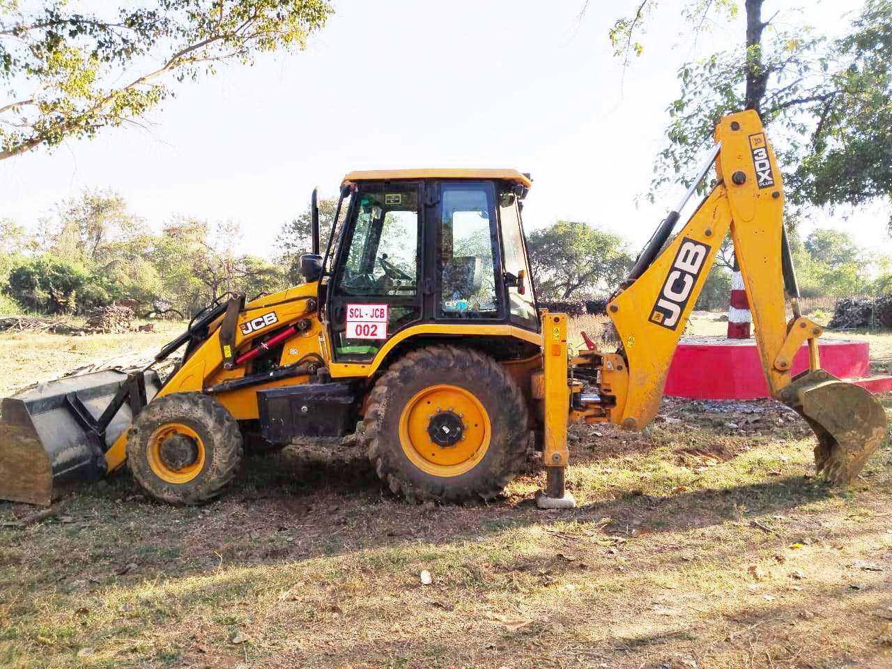 ठेकेदार ने बगैर अनुमति 15 किमी एरिया पर काटे 1077 पेड़, जब्त जेसीबी होगी राजसात