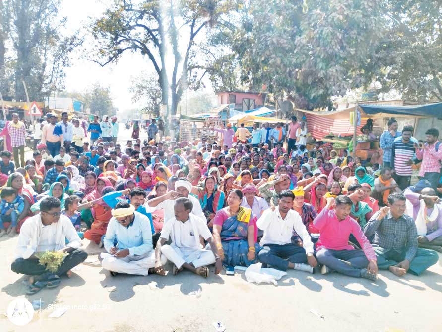 नक्सल प्रभावित क्षेत्र के ग्रामीणों ने पुलिस पर लगाया झूठे केस में फंसाने का आरोप, चक्काजाम नक्सल प्रभावित क्षेत्र के ग्रामीणों ने पुलिस पर लगाया झूठे केस में फंसाने का आरोप, चक्काजाम