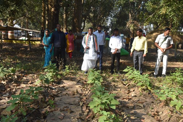 मंत्री ने पूछी महिलाओं से आय