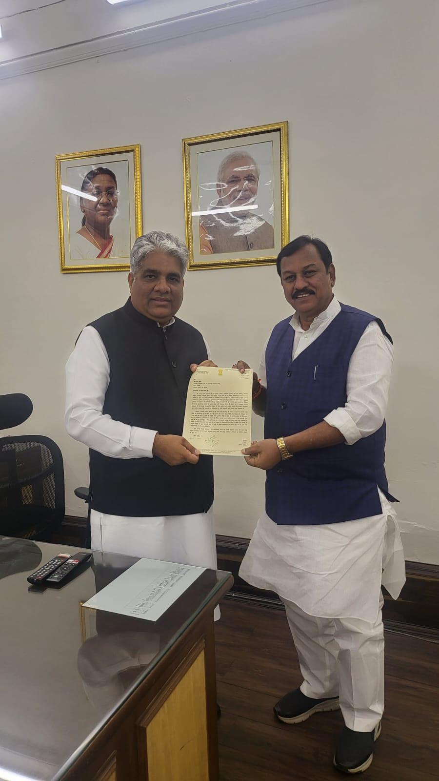 जगदलपुर-सुकमा-कोंटा एनएच के लिए केंद्रीय वन मंत्री यादव से मिले बघेल