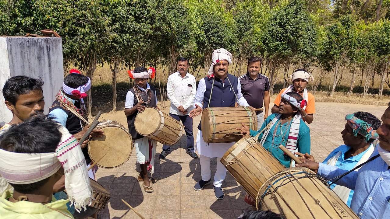 भूमकाल स्मृति दिवस पर विधायक रेखचंद ने शहीद गुंडाधुर के सम्मान में किया उद्घोष
