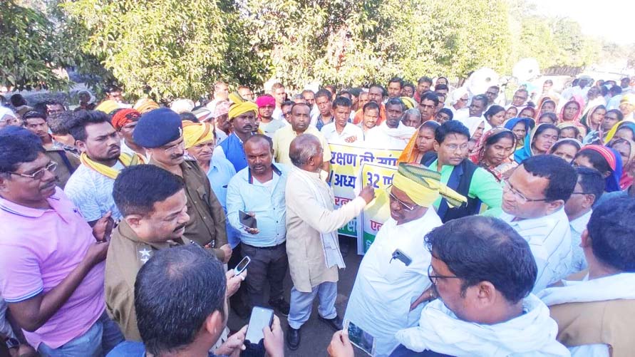 आरक्षण के लिए आदिवासियों का कलेक्टोरेट घेरकर प्रदर्शन 