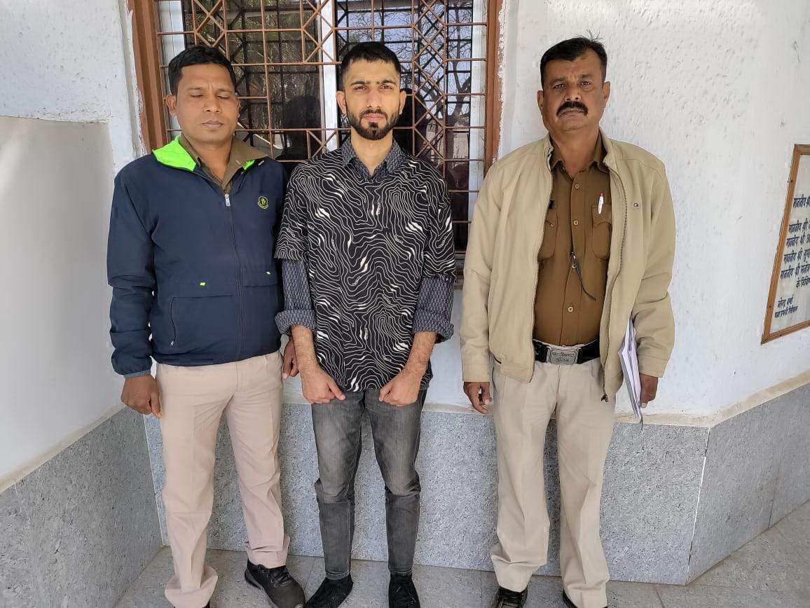 ओएलएक्स पर कार का फर्जी विज्ञापन देकर ठगी, आरोपी नई दिल्ली से गिरफ्तार ओएलएक्स पर कार का फर्जी विज्ञापन देकर ठगी, आरोपी नई दिल्ली से गिरफ्तार