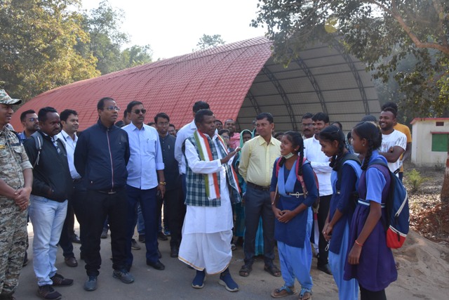 मंत्री के पूछने पर सुजाता  बोली-बनूंगी कलेक्टर  