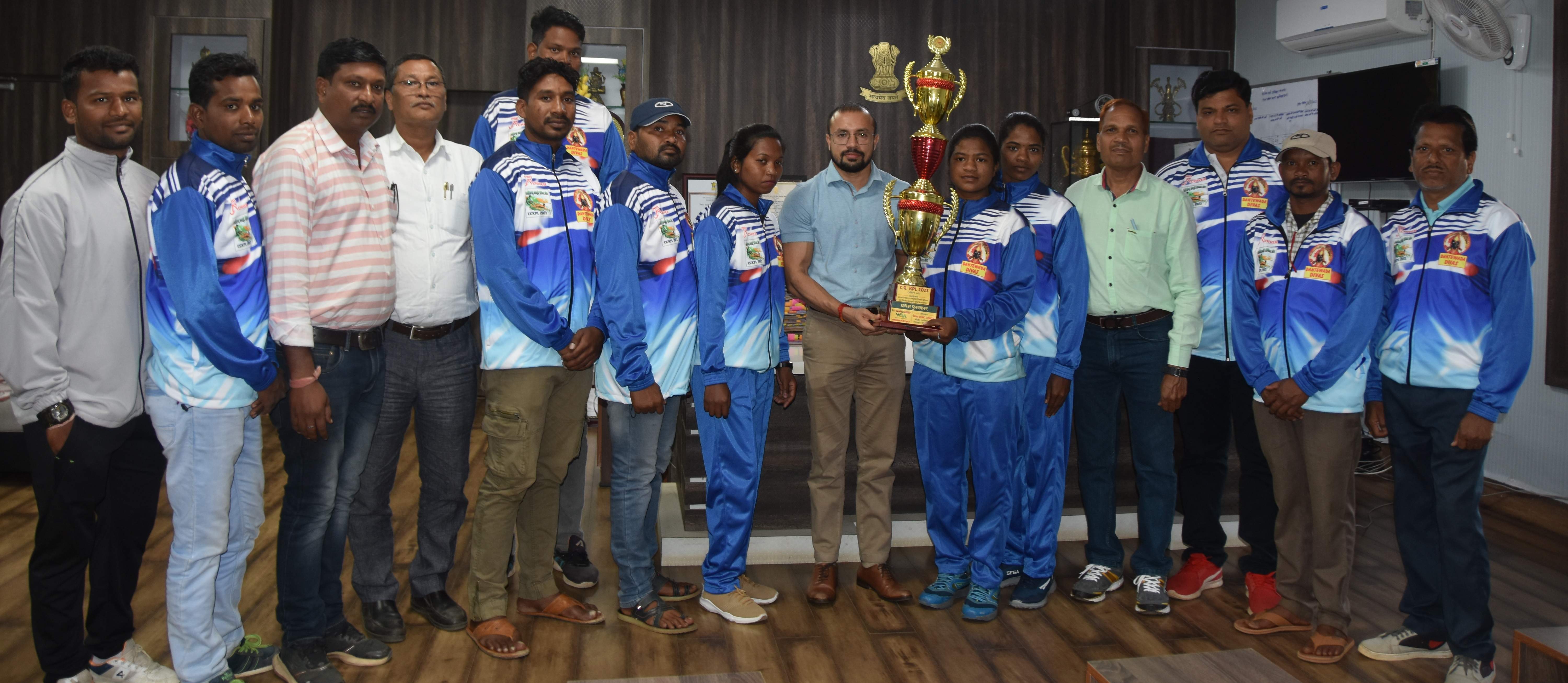 कलेक्टर ने कबड्डी लीग के विजेताओं को सराहा 