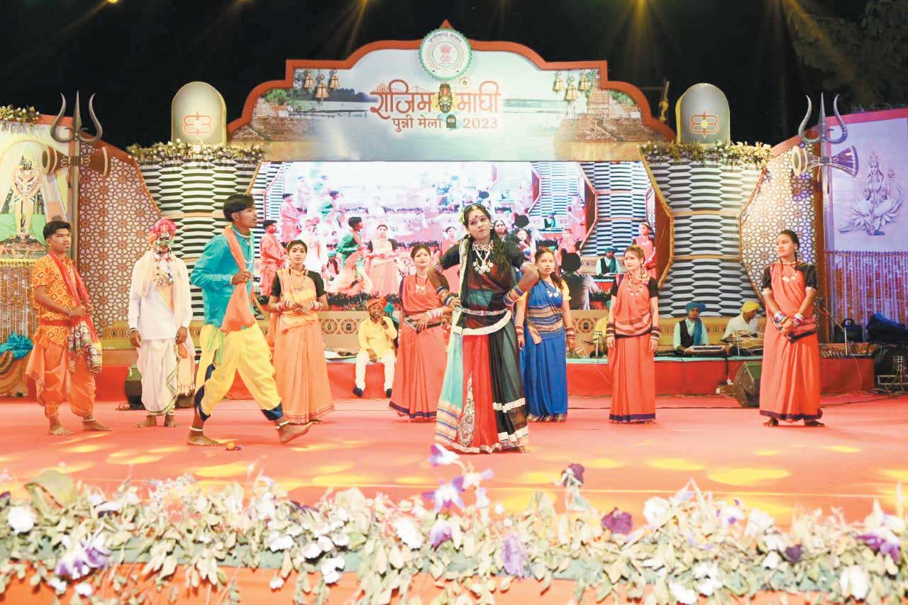 छैला बाबू आही परदेशी बाबू आही... गीत में जमकर झूमे दर्शक छैला बाबू आही परदेशी बाबू आही... गीत में जमकर झूमे दर्शक