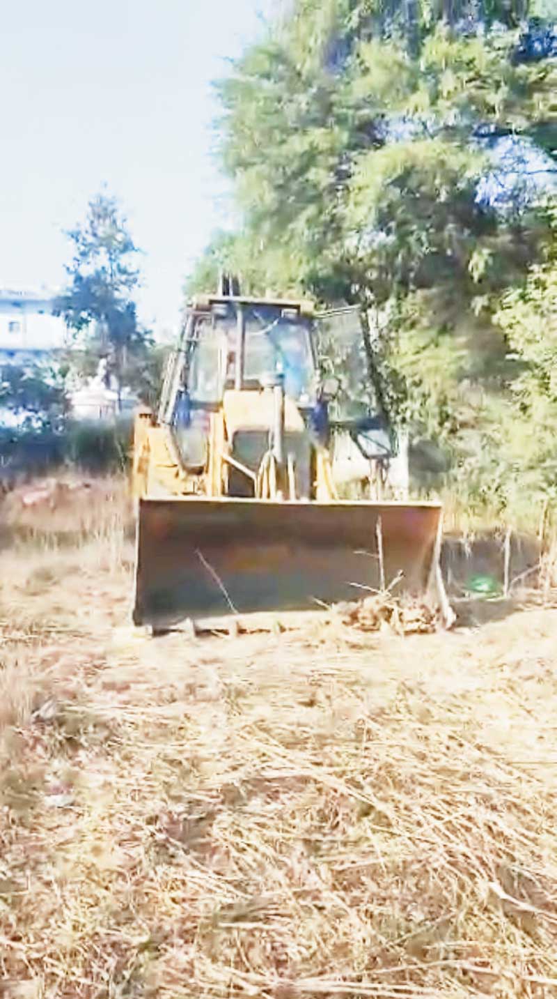 मंदिर की जमीन हथियाने पुजारी परिवार को मिल रही धमकी