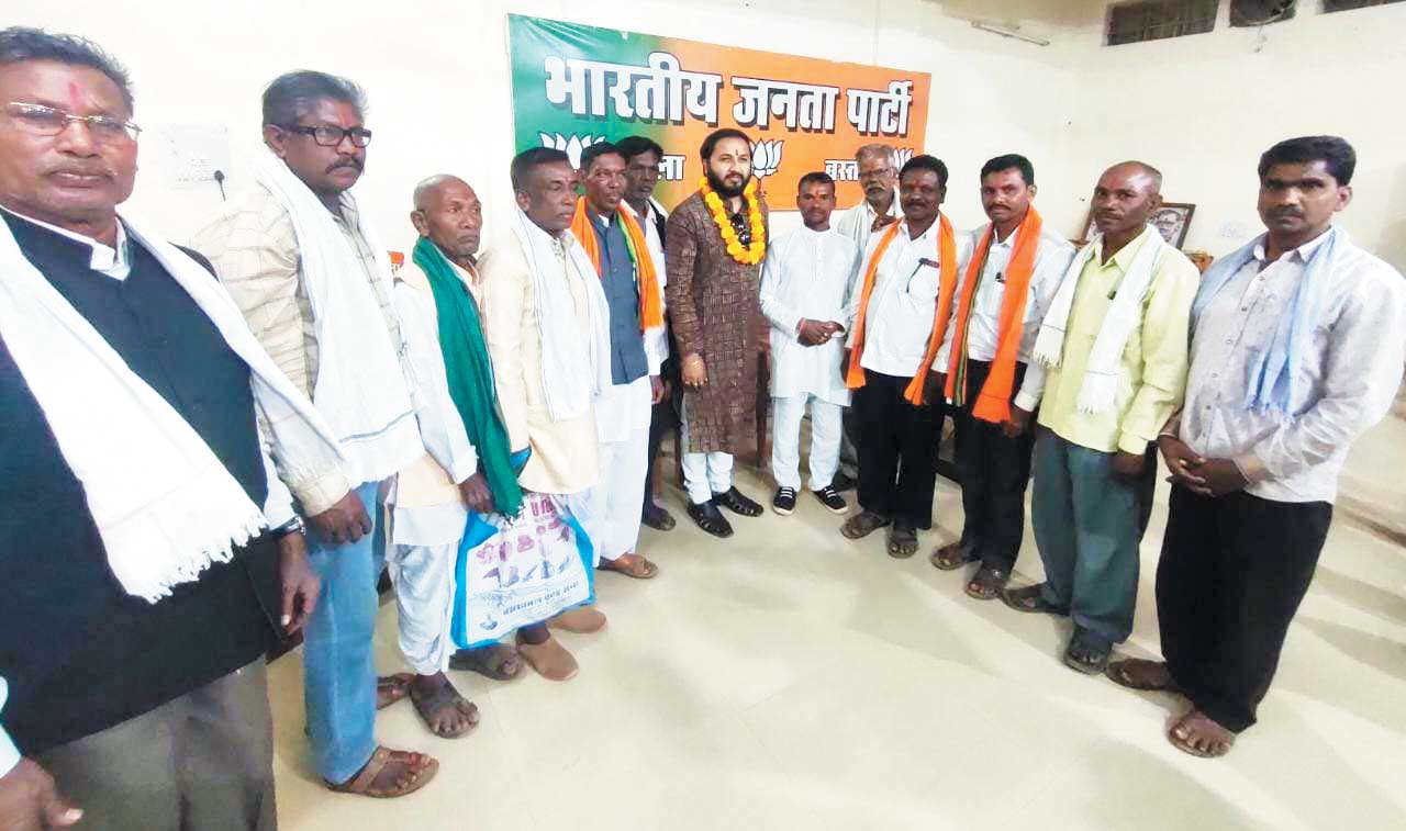 भंजदेव को आमंत्रण देने पहुंचे सांकरावासी