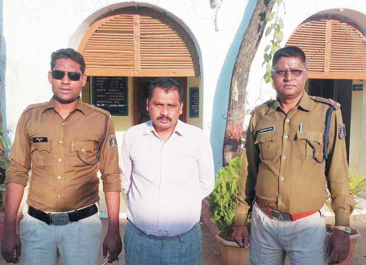 एमपी से शराब तस्कर को सिमगा पुलिस ने किया गिरफ्तार एमपी से शराब तस्कर को सिमगा पुलिस ने किया गिरफ्तार
