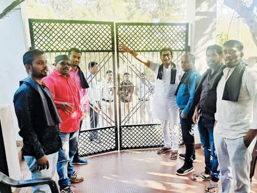 भाजयुमो नेता को पुलिस ने घर पर ही रोका भाजयुमो नेता को पुलिस ने घर पर ही रोका