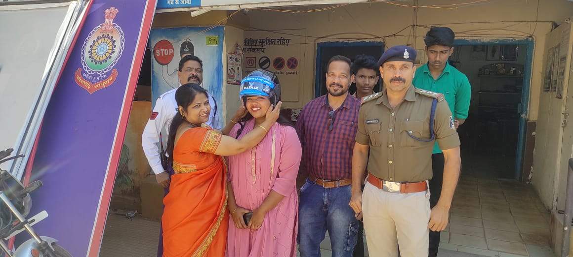 यातायात पुलिस ने दिया परिवार को तोहफे में निशुल्क हेलमेट
