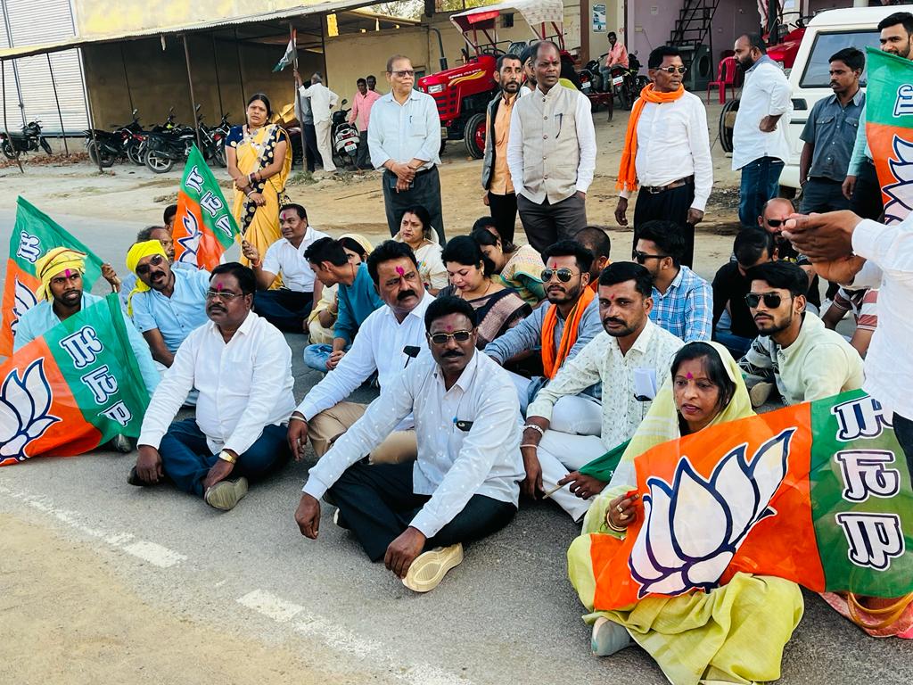  मोर आवास मोर अधिकार को लेकर भाजपाइयों ने घेरा सिहावा विधायक निवास