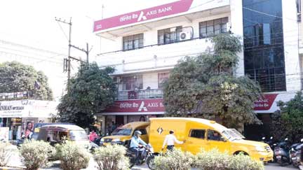 ट्रैफिक पुलिस को ठेंगा...