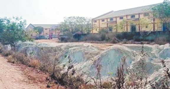 नियमों को ताक में रख सडक़ से लगी सरकारी जमीन पर पाट रहे फ्लाई ऐश