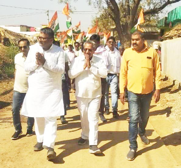 हाथ से हाथ जोड़ो पदयात्रा, ग्रामीणों को बताई भूपेश सरकार की योजनाओं की जानकारी हाथ से हाथ जोड़ो पदयात्रा, ग्रामीणों को बताई भूपेश सरकार की योजनाओं की जानकारी