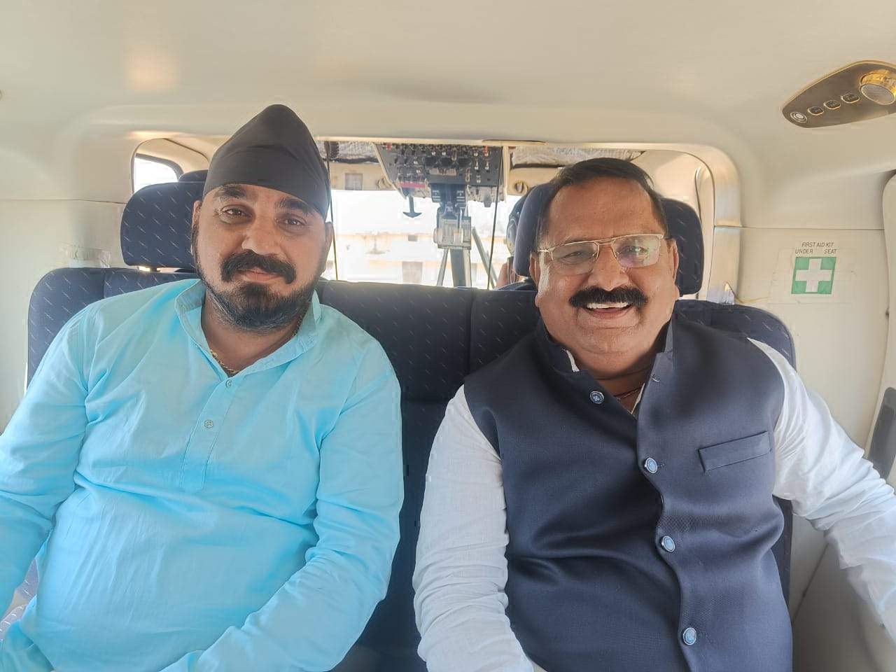नपाध्यक्ष सहित जनप्रतिनिधियों ने किया हेलीकॉप्टर में सफर नपाध्यक्ष सहित जनप्रतिनिधियों ने किया हेलीकॉप्टर में सफर