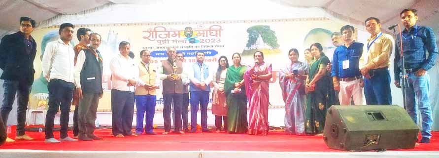 नदी मंच पर भव्य कवि सम्मेलन नदी मंच पर भव्य कवि सम्मेलन