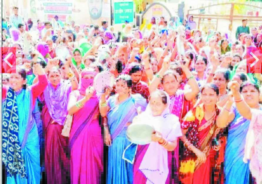 आंबा कर्मियों ने विधायक कार्यालय के सामने थाली बजाकर किया प्रदर्शन