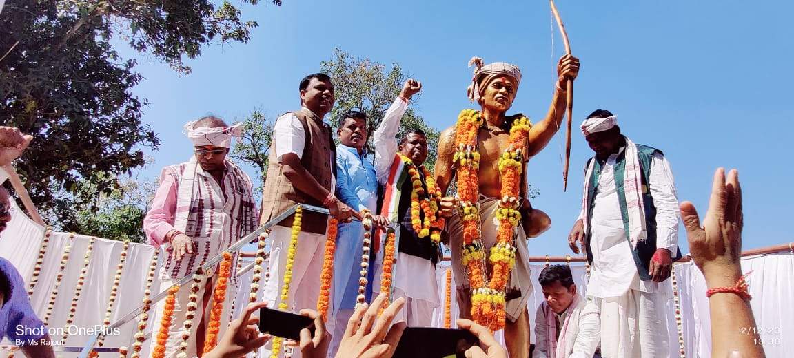 क्रांतिकारी वीर गुण्डाधुर मूर्ति का अनावरण