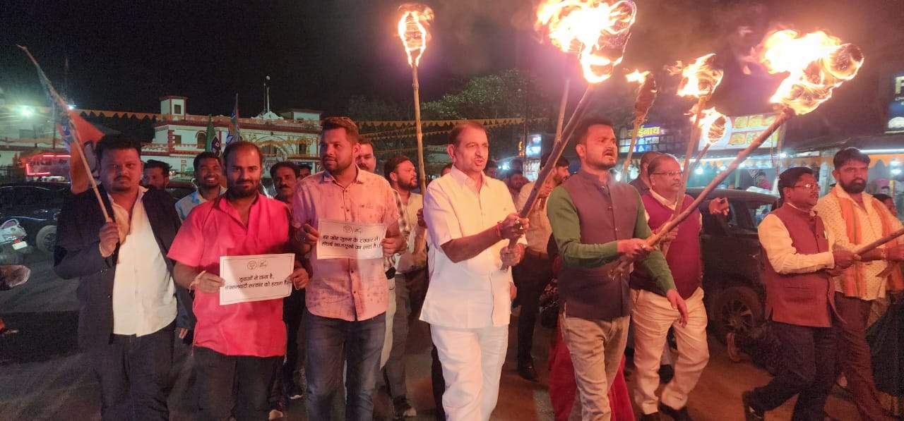 भाजपा नेताओं की हत्या का विरोध, भाजयुमो ने निकाली मशाल यात्रा