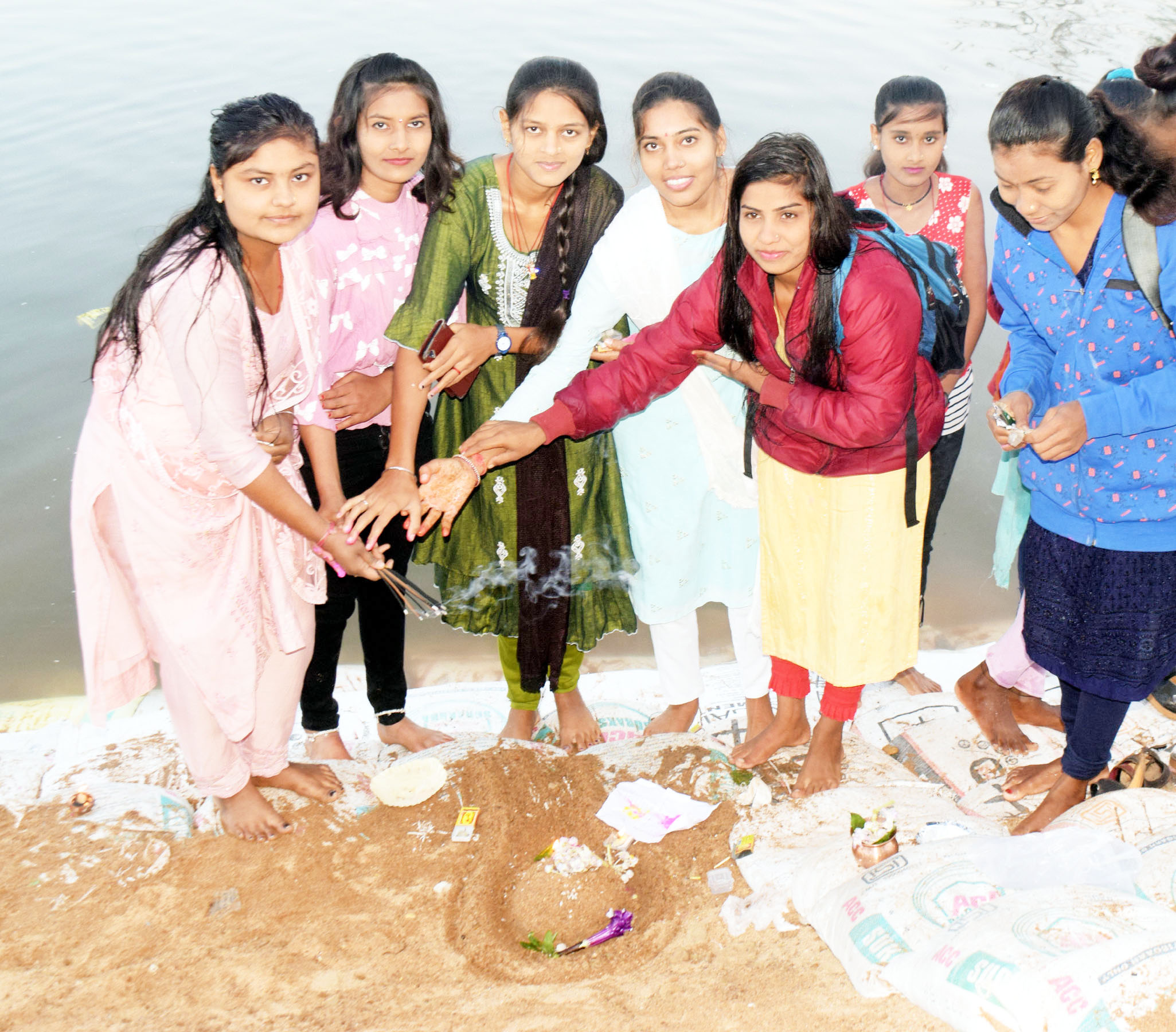 त्रिवेणी संगम में रेत से शिवलिंग बनाने की सदियों से परंपरा