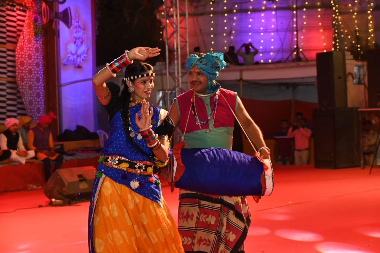 रंग झरोखा के गम्मत ने दर्शनार्थियों को किया लोटपोट रंग झरोखा के गम्मत ने दर्शनार्थियों को किया लोटपोट