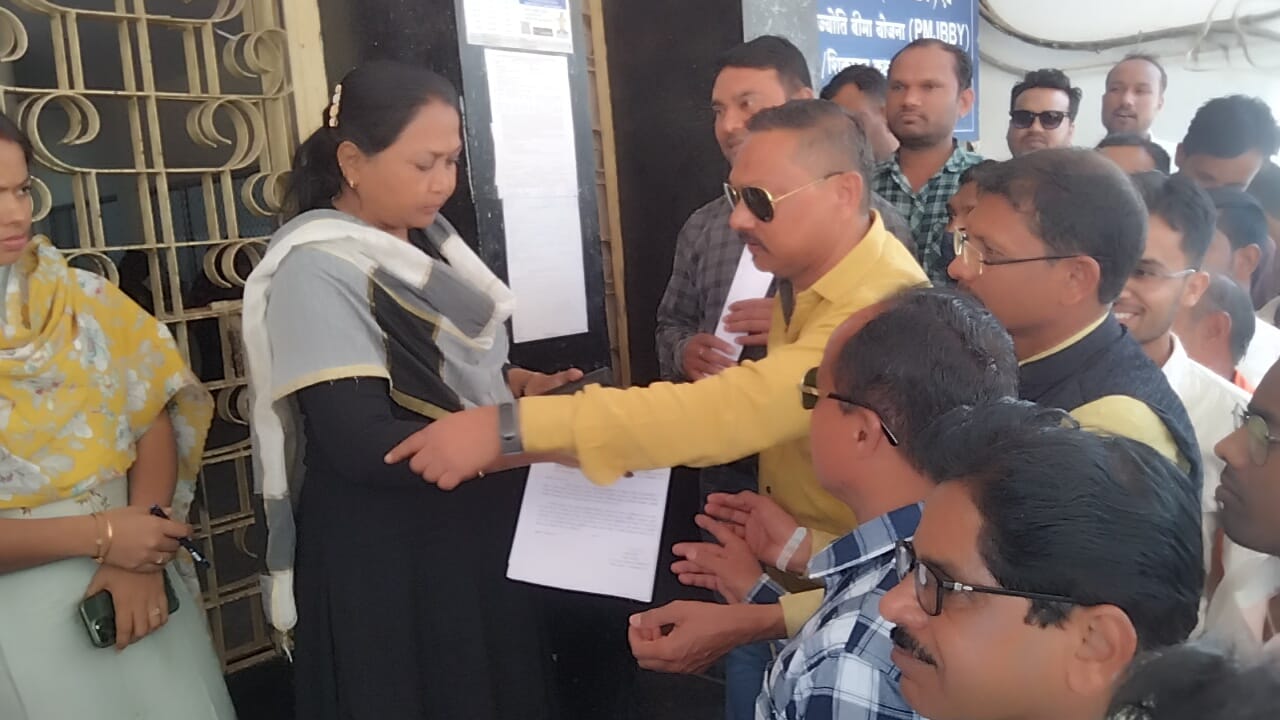 एक दिन का अवकाश लेकर हड़ताल पर रहे मेडिकल कॉलेज - जिला अस्पताल के स्वास्थ्यकर्मी