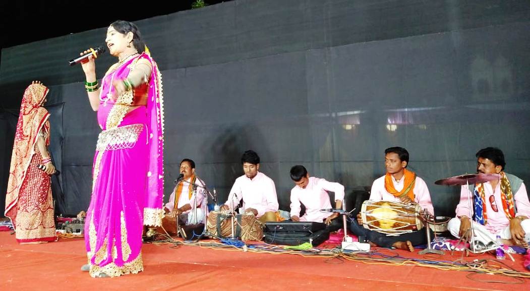 हंसी-ठिठोली के बीच सामाजिक संदेश दिया नाचा कलाकारों ने