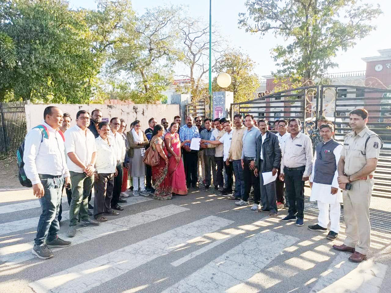 शिक्षक मोर्चा का 5 सूत्रीय मांग,  कलेक्टर के नाम तहसीलदार को ज्ञापन सौंपा