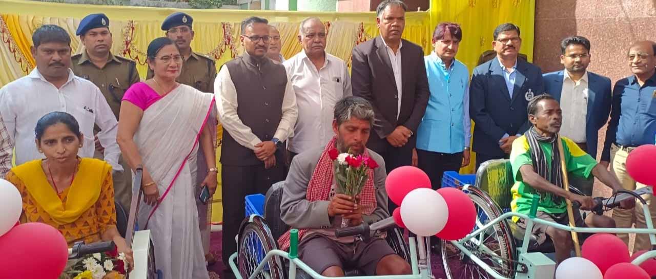 बैटरी चलित ट्रायसिकल पाकर खिले दिव्यांगों के चेहरे बैटरी चलित ट्रायसिकल पाकर खिले दिव्यांगों के चेहरे
