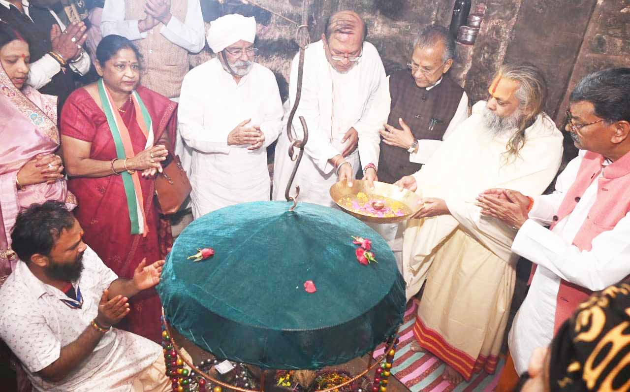सिहावा विधायक ने की कुलेश्वर महादेव की पूजा-अर्चना, खुशहाली की कामना