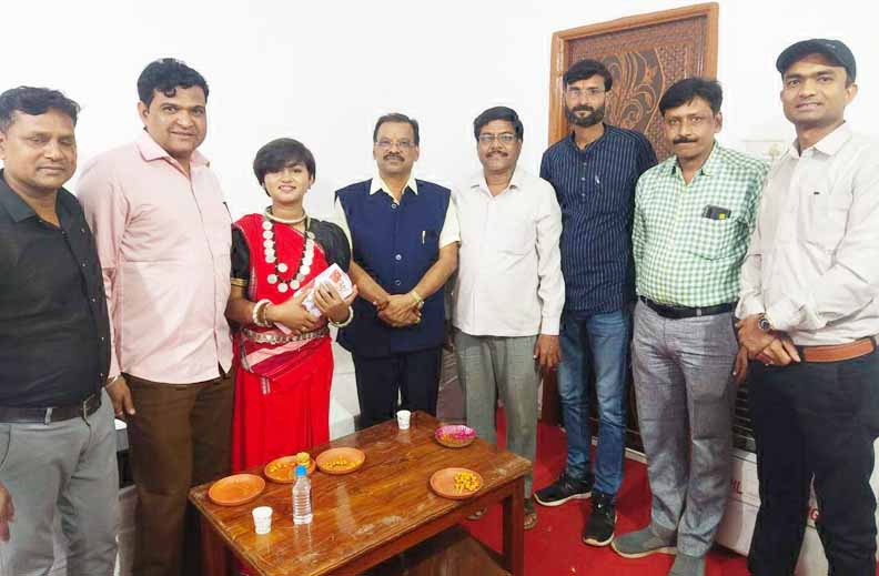 आरू साहू का स्टेज शो देखने पत्रकार राजिम पहुंचे