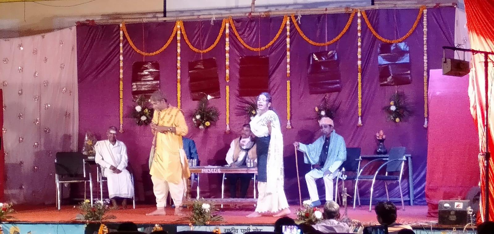 सामाजिक विसंगतियों को उजागर करते नाटक वायरस का मंचन