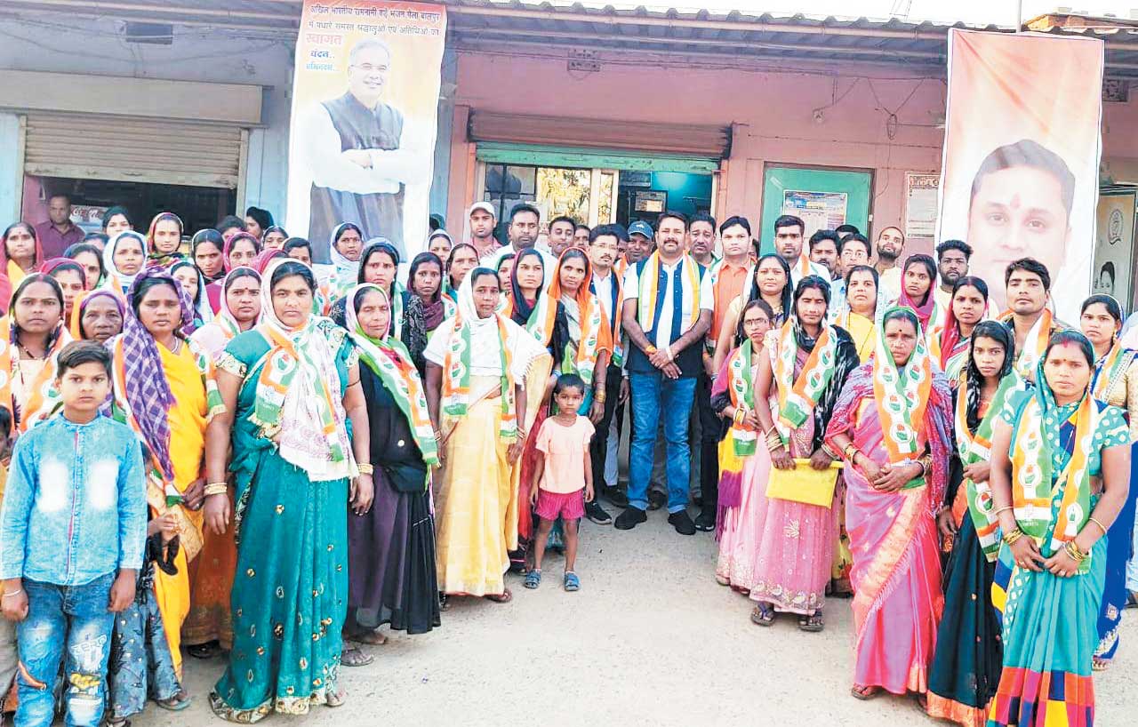 सौ से अधिक महिलाओं ने कांग्रेस में किया प्रवेश सौ से अधिक महिलाओं ने कांग्रेस में किया प्रवेश