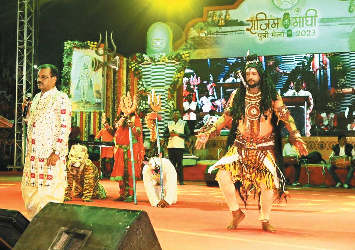 आमा पान के पतरी अऊ चैत के महिना में आबे दाई.. पर झूमे दर्शक