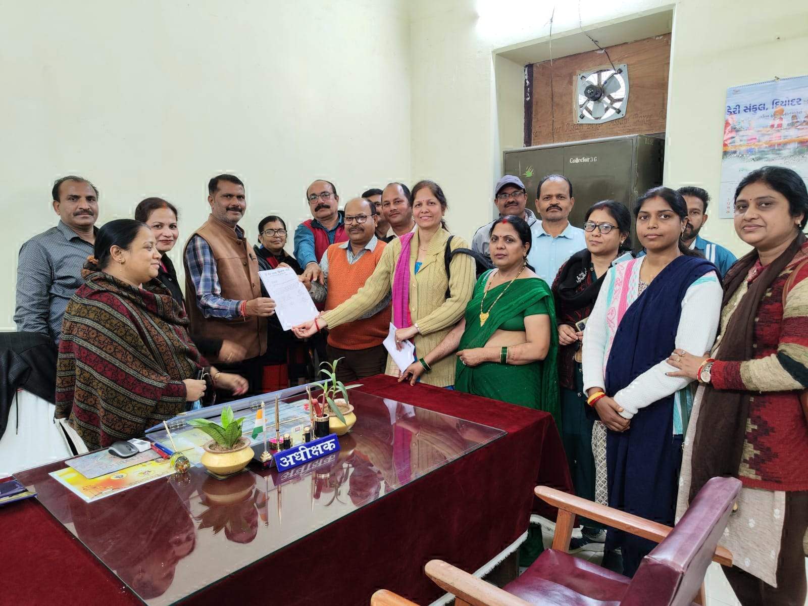 मांगों को ले शिक्षक संघ ने मुख्यमंत्री के नाम कलेक्टर को सौंपा ज्ञापन