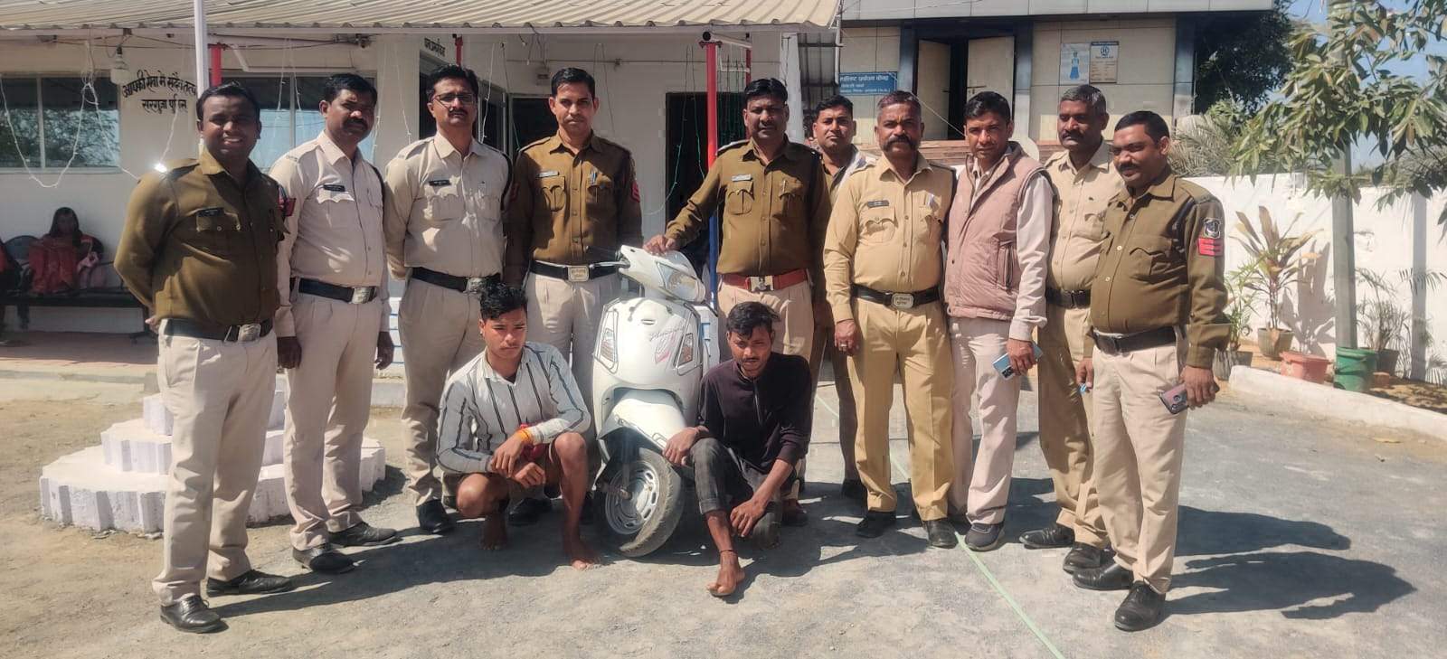 जिला अस्पताल से स्कूटी चोरी,  2 पकड़ाए