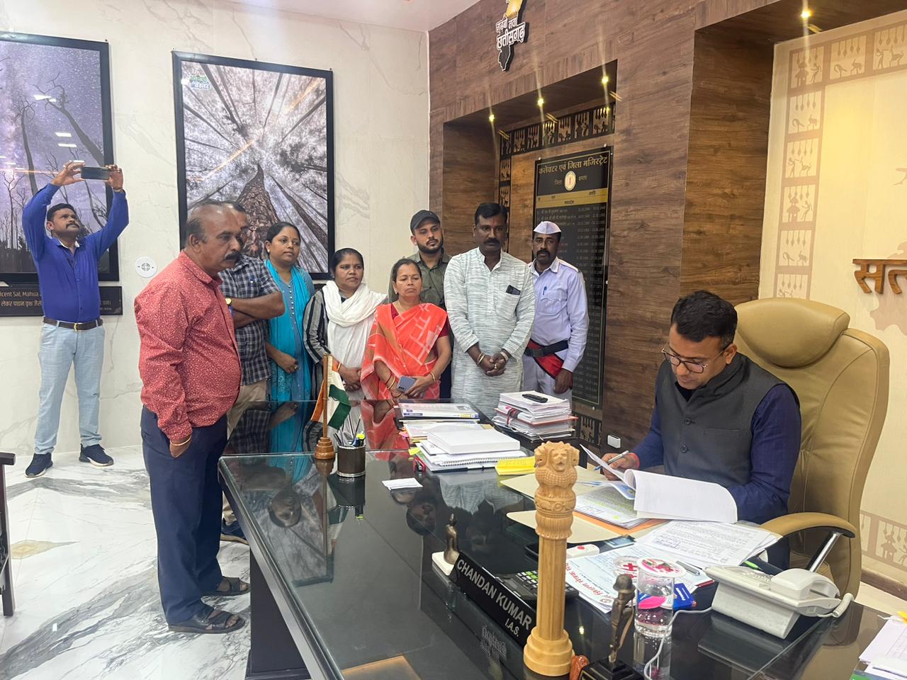 मांगों को ले स्वा. कर्म. संघ ने सीएम के नाम कलेक्टर को सौंपा ज्ञापन 