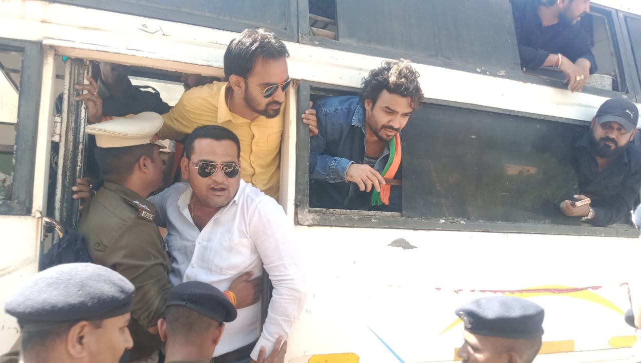 सीएम से न मिलने देने पर भाजयुमो अध्यक्ष समेत दर्जनभर ने किया प्रदर्शन