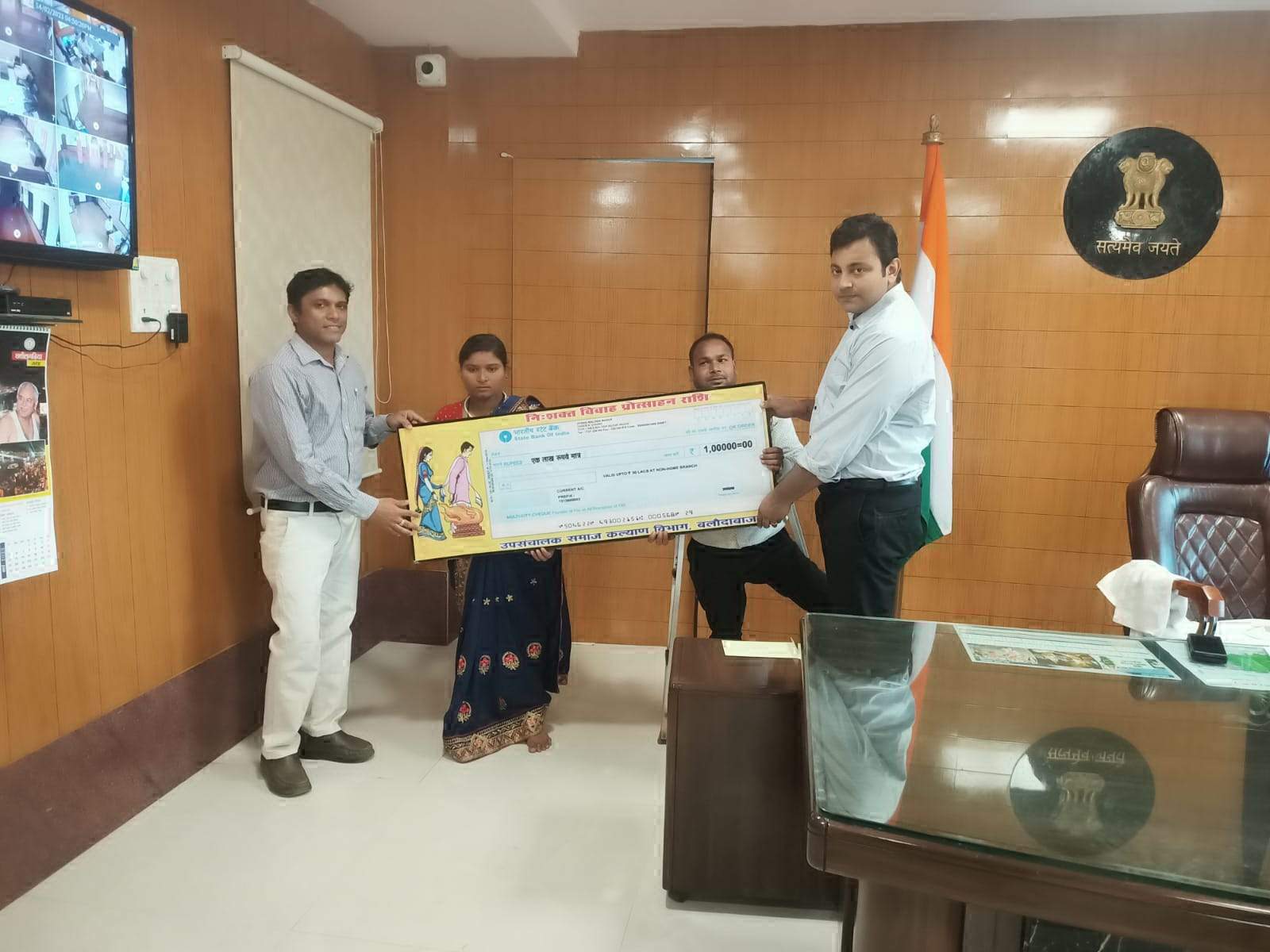 कलेक्टर ने दिव्यांग दम्पत्ति को सौंपे चेक कलेक्टर ने दिव्यांग दम्पत्ति को सौंपे चेक