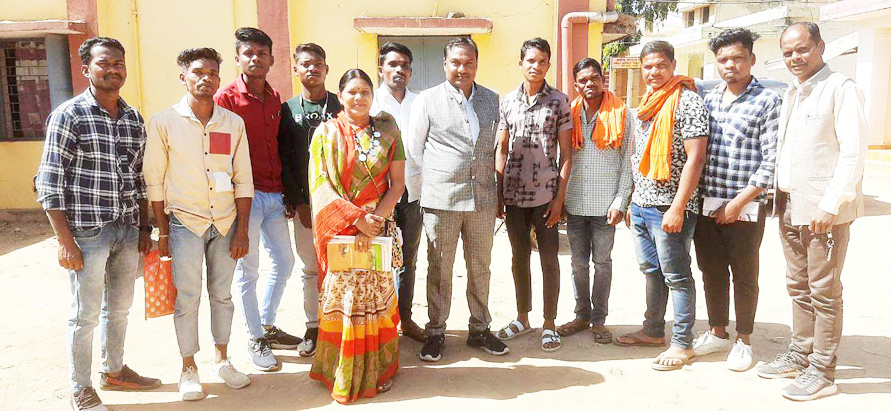 जनपद अध्यक्ष दिनेश्वरी ने युवाओं का किया मार्गदर्शन